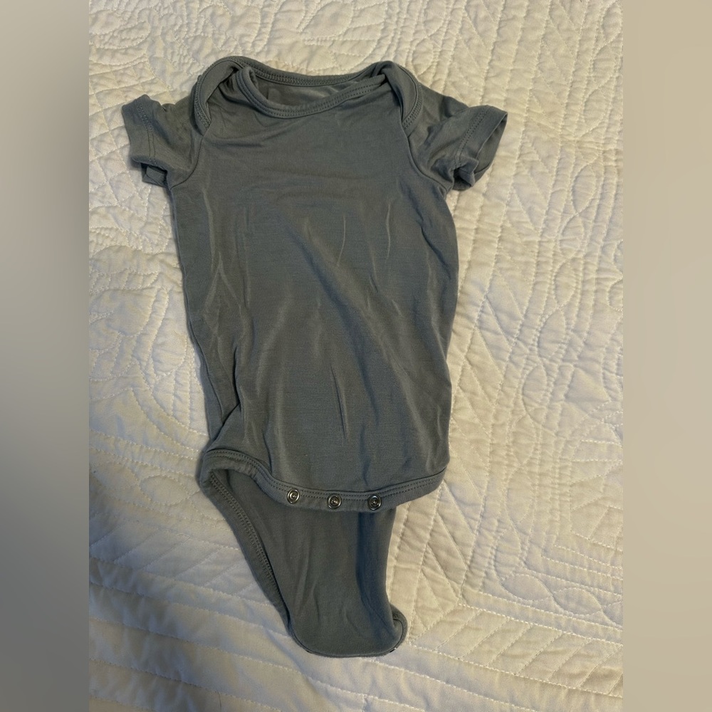Kyte Baby Fog bodysuit 0-3 months old